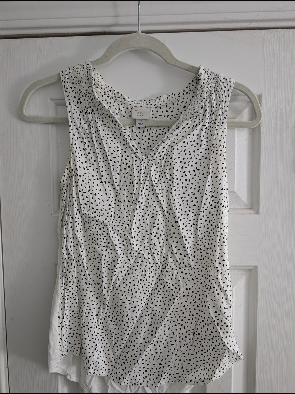 A New Day White Sleeveless V-Neck Dot Print Camisole